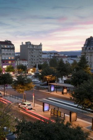 Valence à la tombée de la nuit le centre ville et les boulevards.